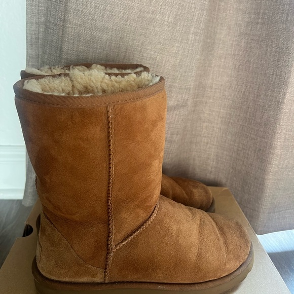 UGG Women’s Classic Short II boots - Picture 5 of 10